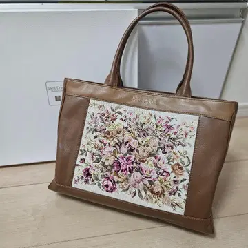 Petit Point 푸치포앙 토트백