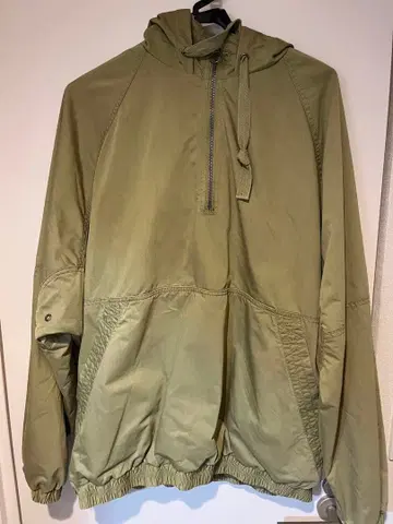 올리브 그린 나일론 풀오버 자켓