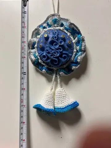 파란색 비누 조각 (카빙)과 니트의 콜라보 핸드메이드 작품. 일품입니다.