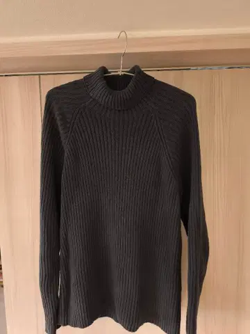 BOMBBOOGIE 다크 그레이 하이넥 스웨터