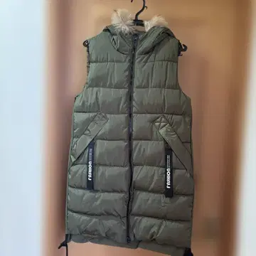 올리브 그린 후드 부착 퀼팅 베스트