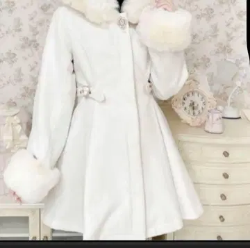 로지타 코트 화이트 허트하트 코트 아우터