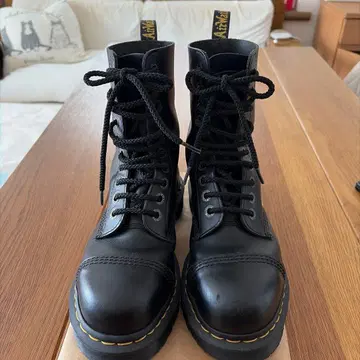 Dr. Martens 스틸토 10홀 부츠 10966