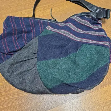 크레센트 패치워크 패턴 숄더백