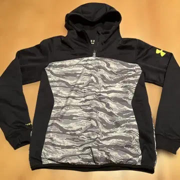 언더아머 카모 패턴 후드 부착 후드티