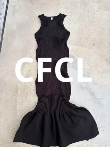 CFCL FLUTED SLEEVELESS MERMAID DRESS 블랙