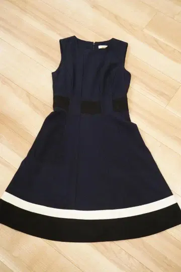 [ Calvin Klein ] 슬리브리스 네이비 플레어 원피스