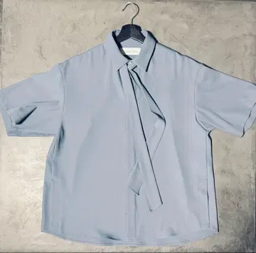 [CULLNI] 더블 새틴 보타이 숏 슬리브 셔츠