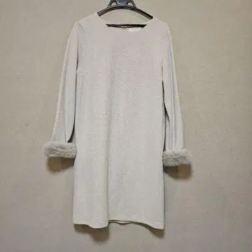 퍼 달린 베이지색 긴팔 원피스