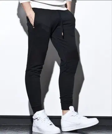 1PIU1UGUALE3 블랙 조거 팬츠