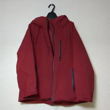 빨간색 후드 부착 다운 자켓