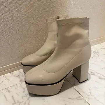 오리엔탈 트래픽 아이보리 지퍼 통굽 힐 부츠