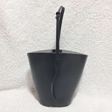 새상품급 슬로브 이에나 블랙 버킷형 백