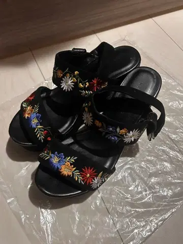 자수 꽃무늬 블랙 샌들