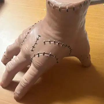 아담스 패밀리, 핸드