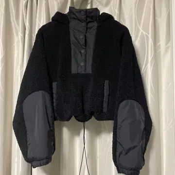 후드 부착 블랙 보아 자켓 상의