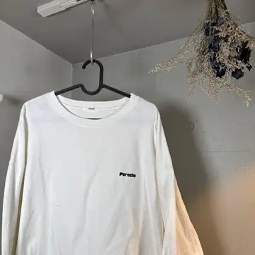 화이트 긴팔 티셔츠 프린트 로고