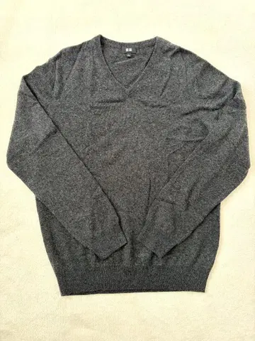 UNIQLO 캐시미어 다크 그레이 V넥 스웨터