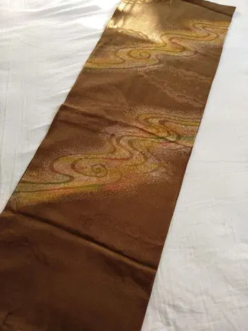 브라운 소용돌이 무늬 오비 장식 천