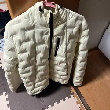 다운 자켓 크림색