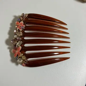 Complex Biz의 스와로브스키 크리스탈과 플라워 모티브 빗