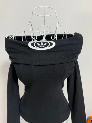 아디다스 오프숄더 블랙 상의 S