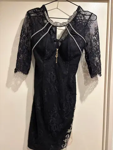 로브 드 플뢰르 레이스 타이트핏 드레스 블랙