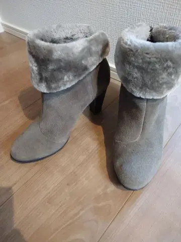 그레이 스웨이드 퍼 부티