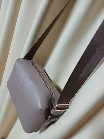 스터드 장식 숄더백 그레이지