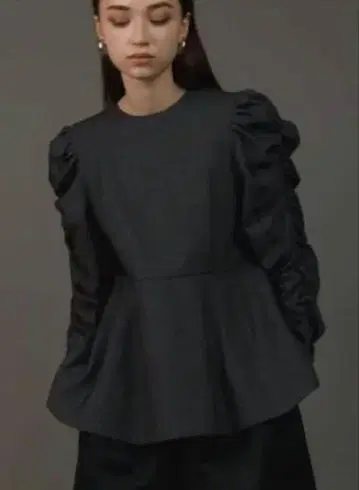 Heve 셔링 페플럼 블라우스 차콜