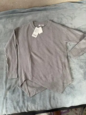 그레이 스트라이프 비대칭 니트