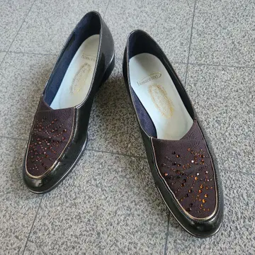 새상품급 긴자 요시노야 호소리나 에나멜 펌프스 22.5cm 브라운 55