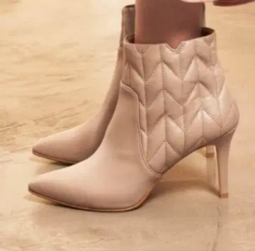 베이지 퀼팅 부티 하이힐