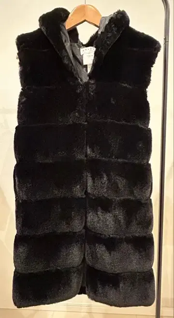 한국 서울 후드 부착 블랙 인조 모피 베스트