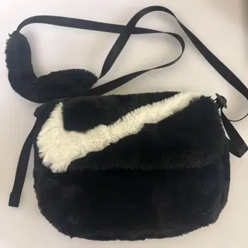 NIKE 나이키 에코 퍼 숄더백 복슬복슬 사코슈 블랙