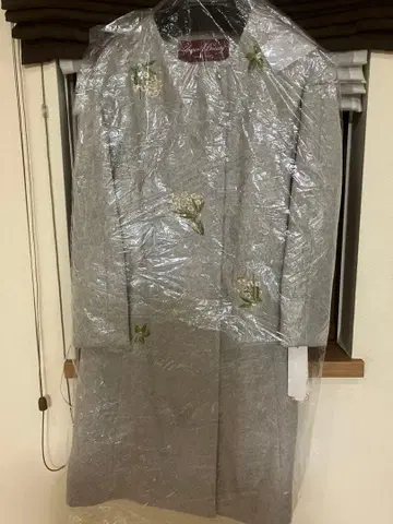 새상품 슈퍼뷰티 40 M 노카라 코트 그레이 자수