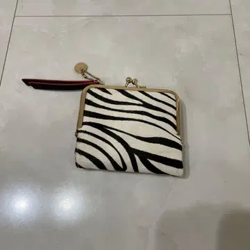 제브라 패턴 접이식 지갑