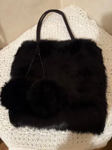 퍼 토트백 블랙 폼폼 참 포함