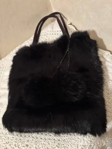퍼 토트백 블랙 폼폼 참 포함