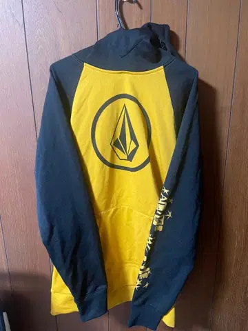 Volcom 후드 부착 후드티 블랙/옐로우 컬러