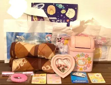 헬로키티 미니 쓰레기통과 담요 세트