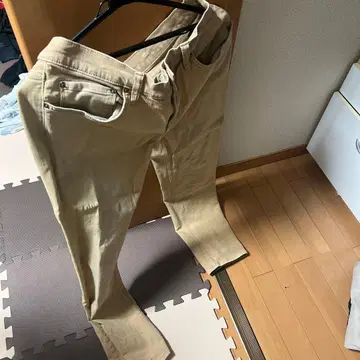 베이지 치노 팬츠 포켓 부착