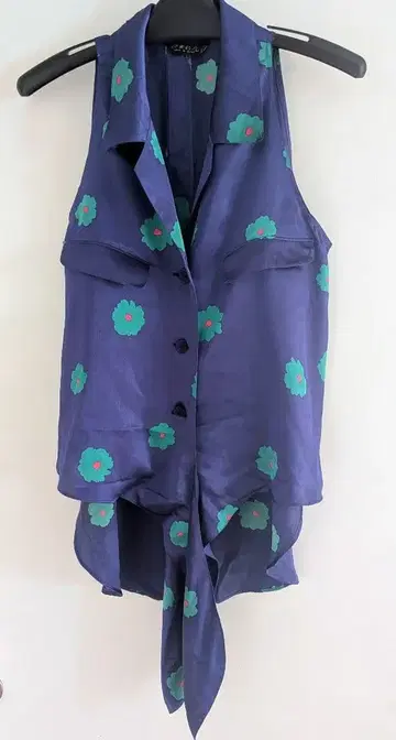 꽃무늬 슬리브리스 셔츠 네이비 이타리야