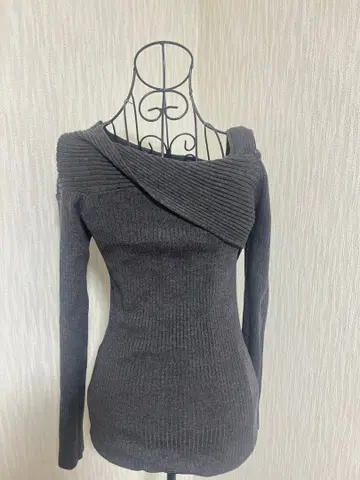 오프숄더 그레이 니트 스웨터