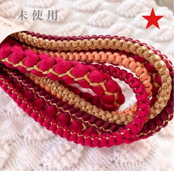 미사용 비비드 핑크의 진홍색이 귀여운 장식 끈 조합의 럭셔리 허리띠