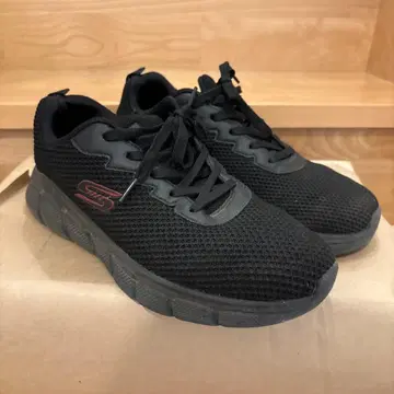 Skechers 블랙 메쉬 스니커즈
