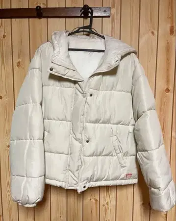 다운 코트 (숏 기장 후드 부착)