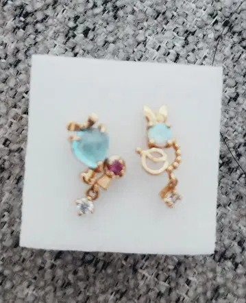 테이크업 퓨어 이상한 나라의 앨리스 귀걸이