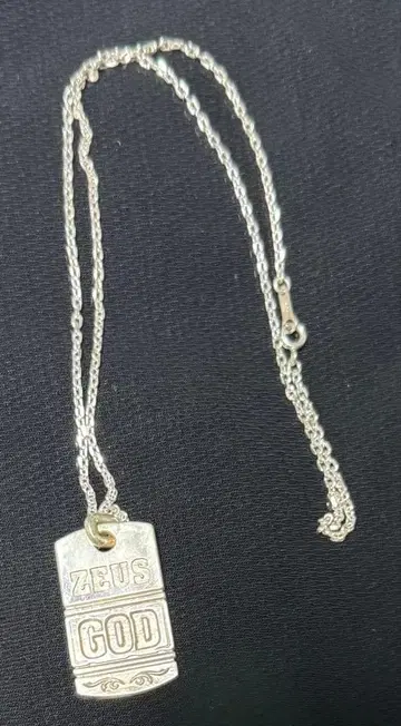 밀리오 갓 목걸이