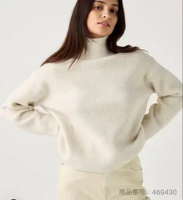 유니클로 수플레얀 하이넥 스웨터